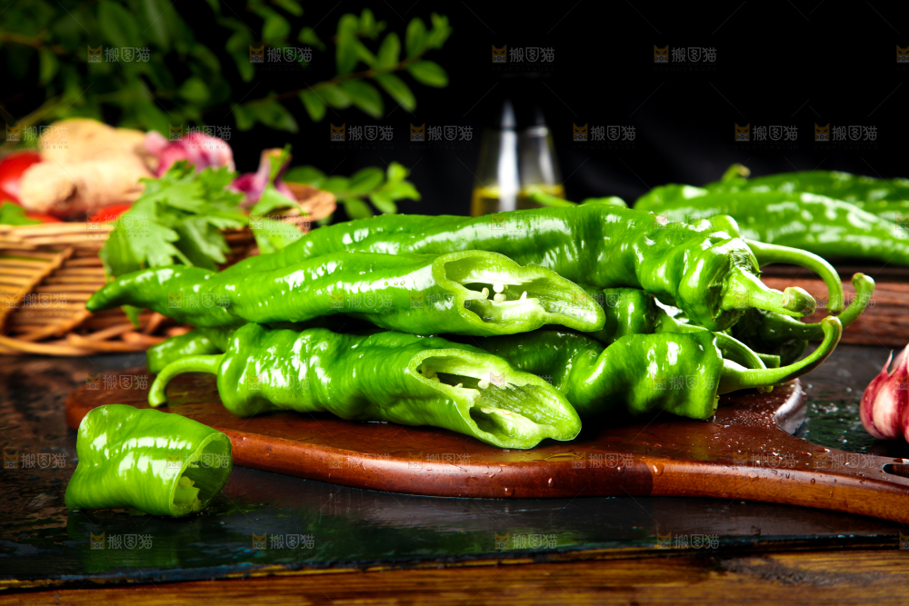 木板上放着青螺丝椒