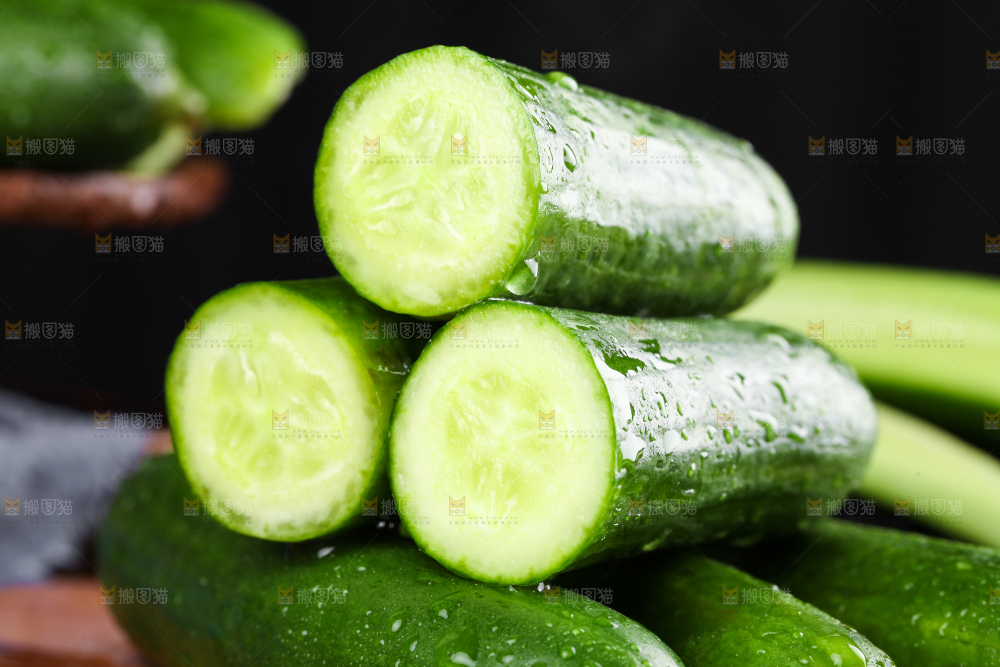 木板上放着水果小黄瓜