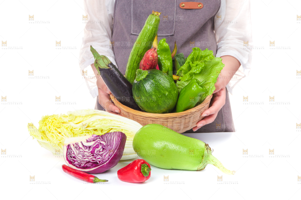 手拿一筐蔬菜混合
