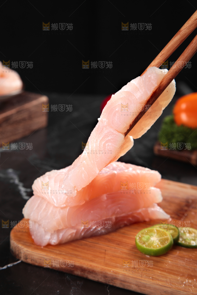 筷子夹着巴沙鱼块