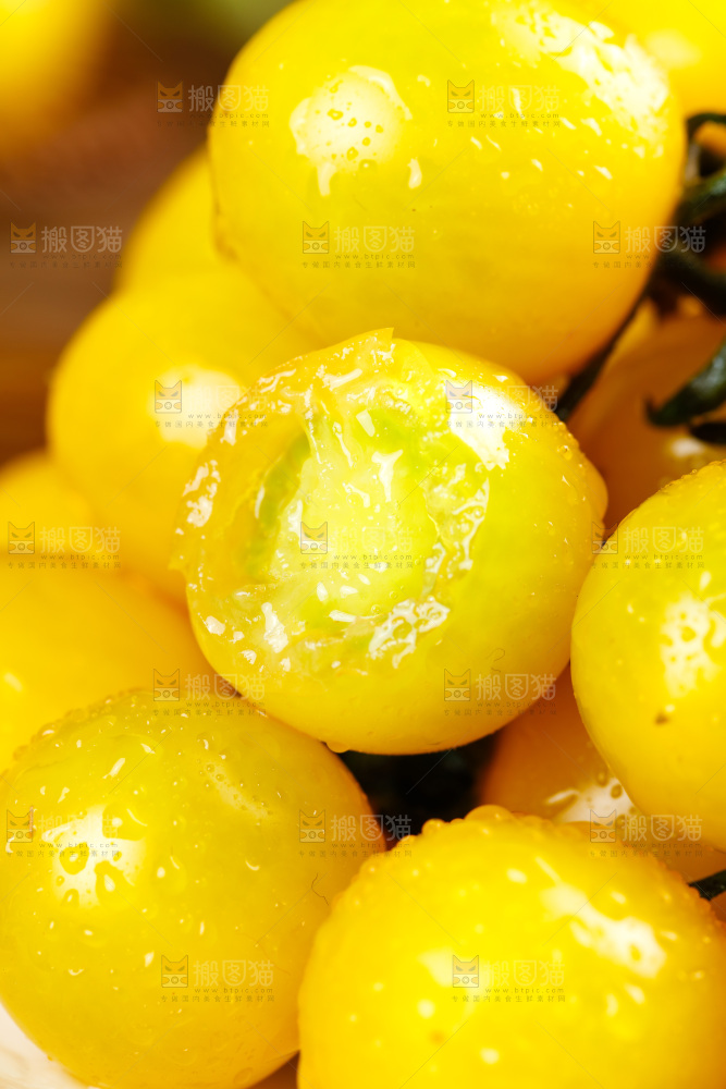 木底上的黄色圣女果