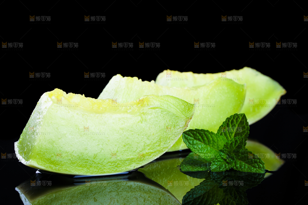 切开的新鲜玉菇甜瓜放在黑底上