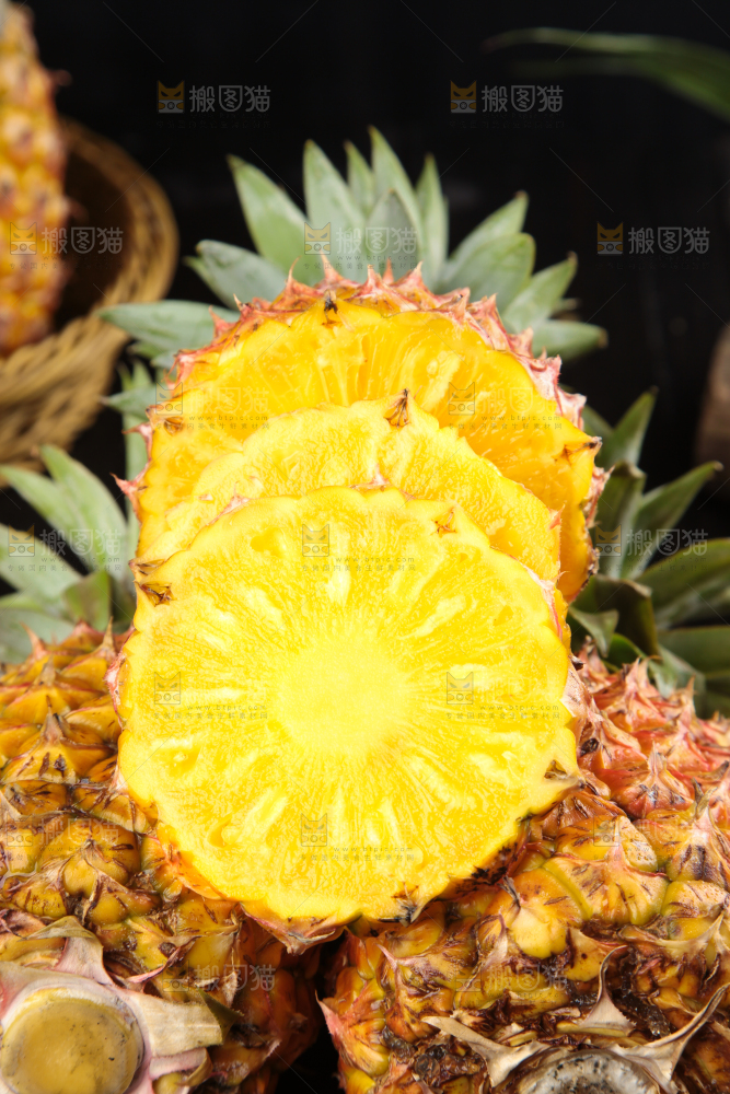 木板上放着金钻手撕凤梨