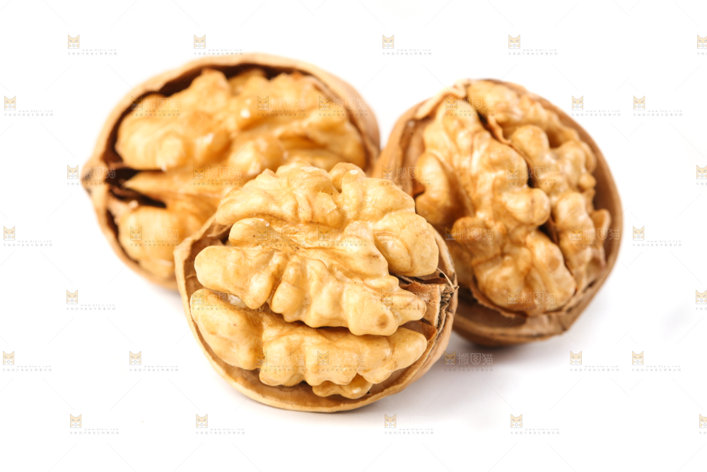 白底上剥开的原味山核桃