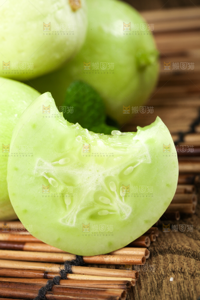 木板上放着切开的玉女黄瓜