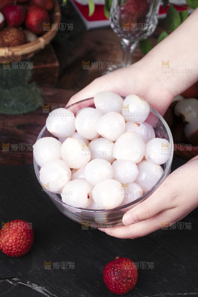 手拿一碗荔枝果肉