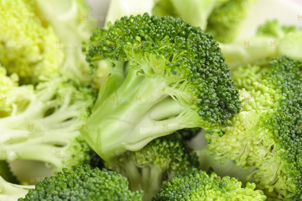 一盘绿花菜放在浅底上