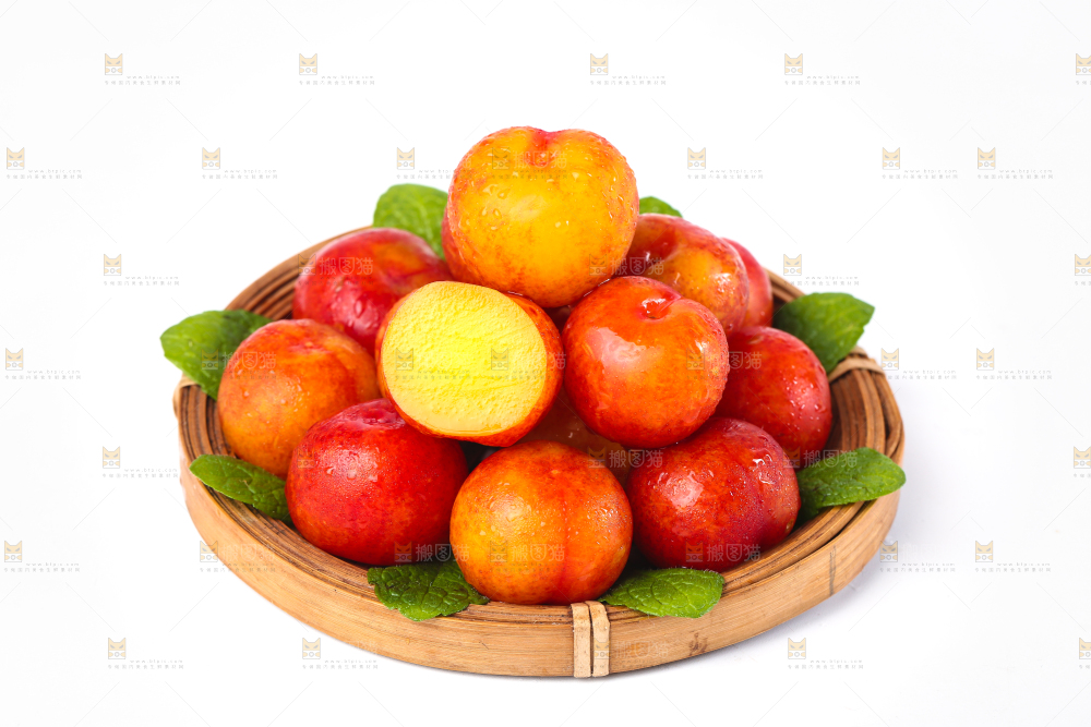 盘子里的三月李子