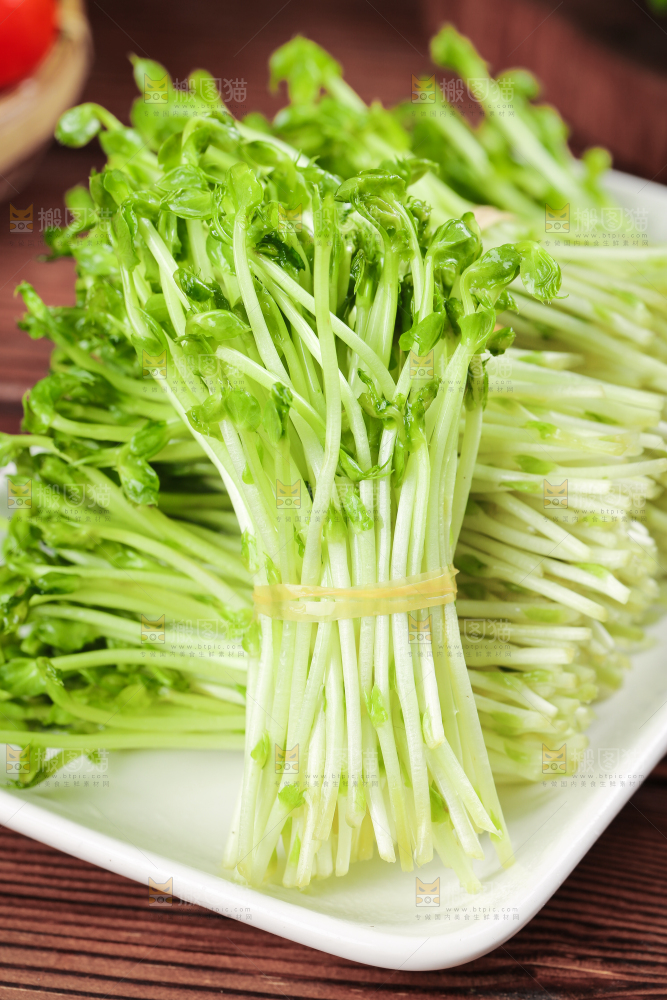 木板上放着豌豆芽