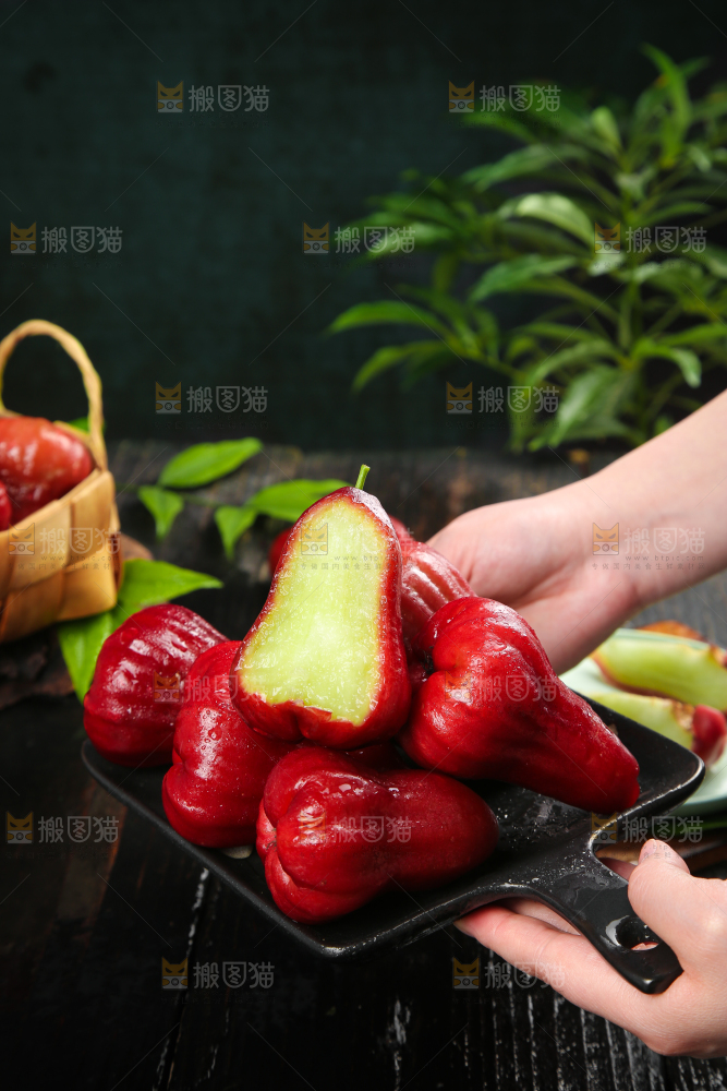 手拿一盘莲雾