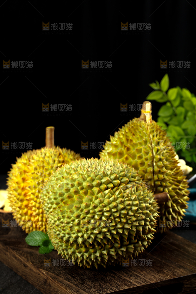 盘子里装着泰国甲仑榴莲