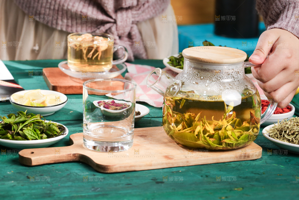 杯子里泡着绿茶