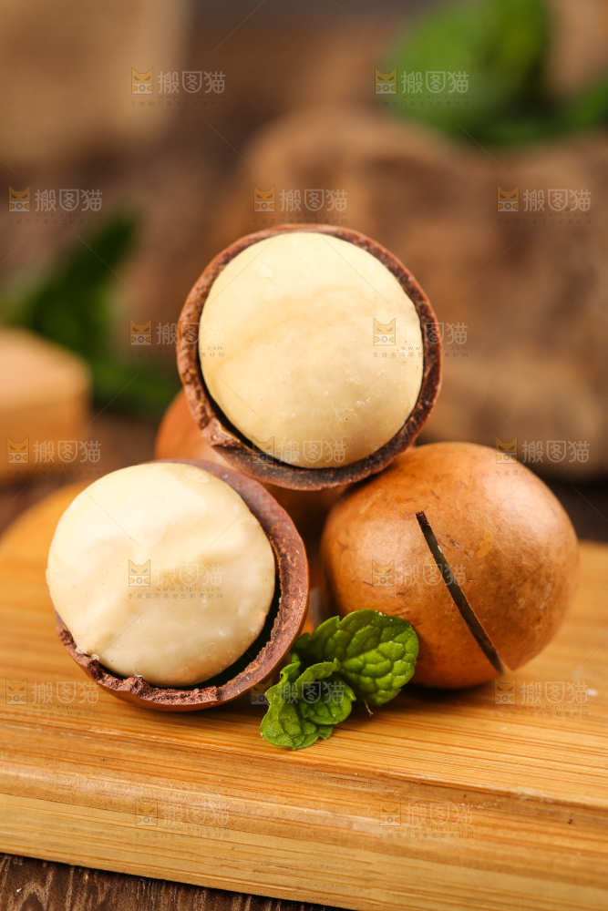 木板上的奶油味夏威夷果