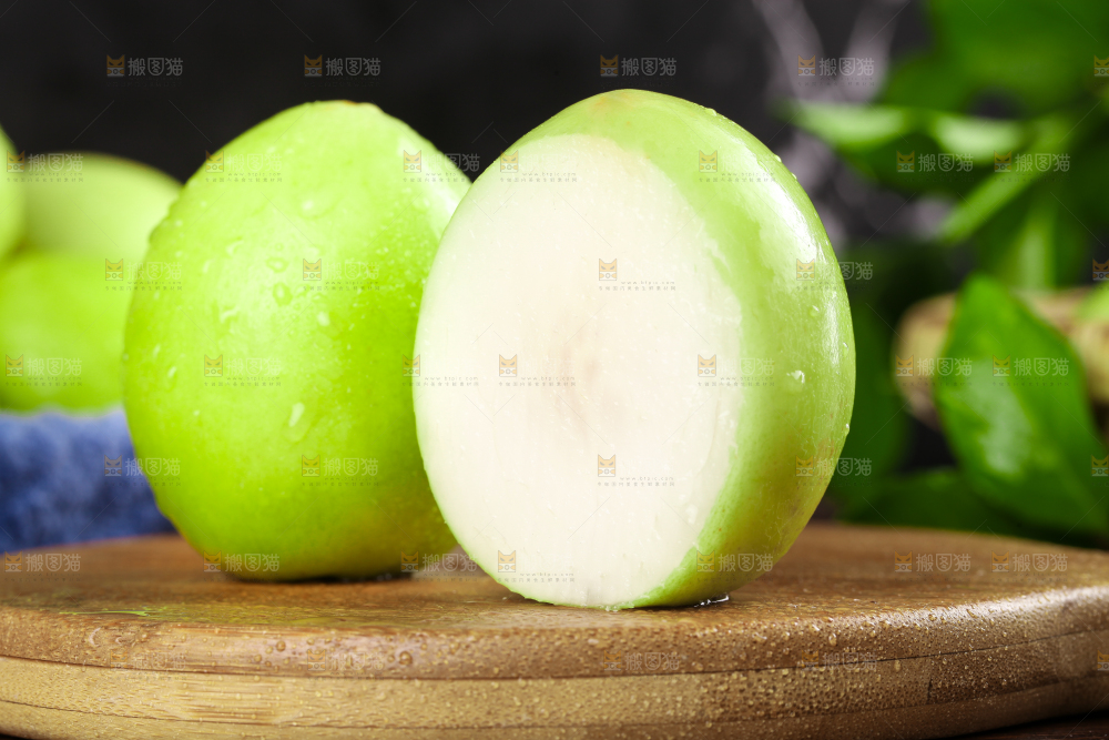 木板上放着新鲜牛奶枣