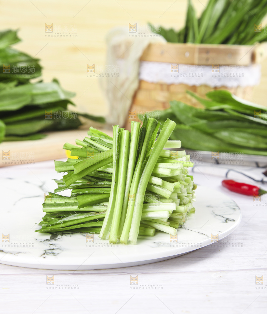 一盘切开的刺香菜放在浅底上