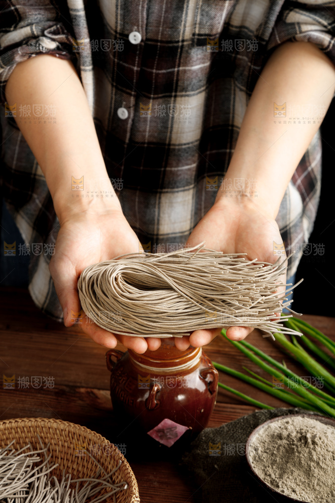 手拿新鲜的荞麦面