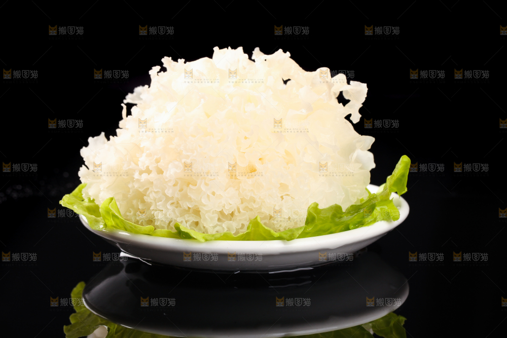 黑底上放着一糯银耳