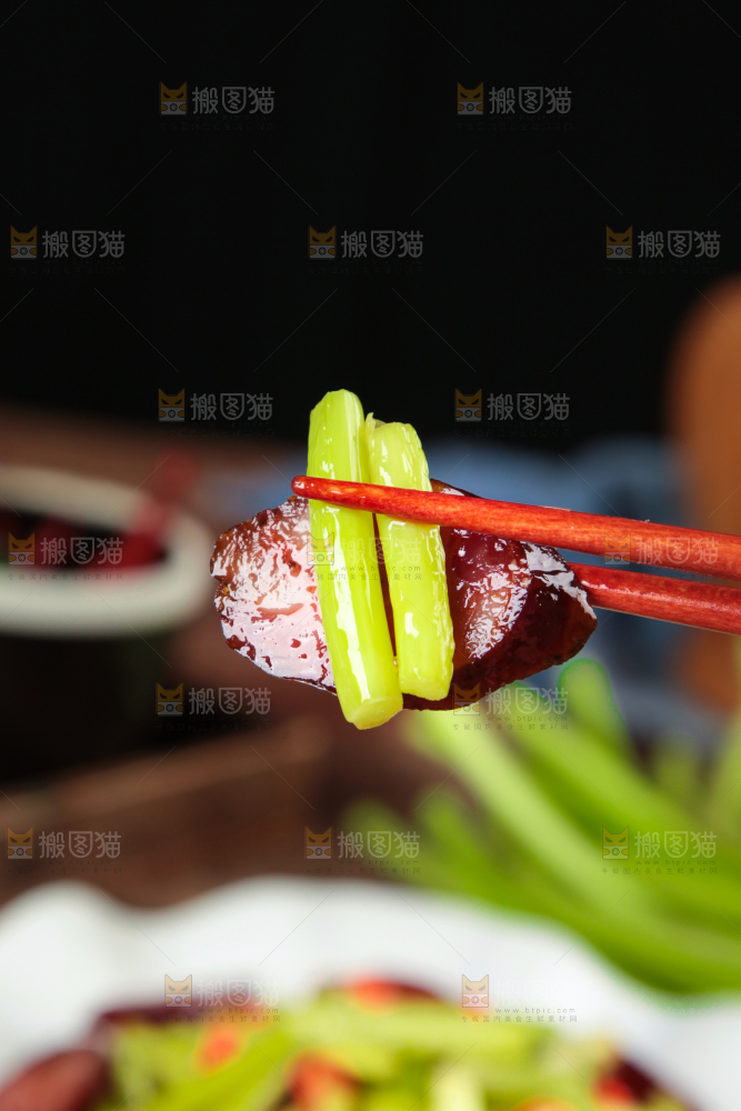 筷子夹着腊肠炒蒜苔
