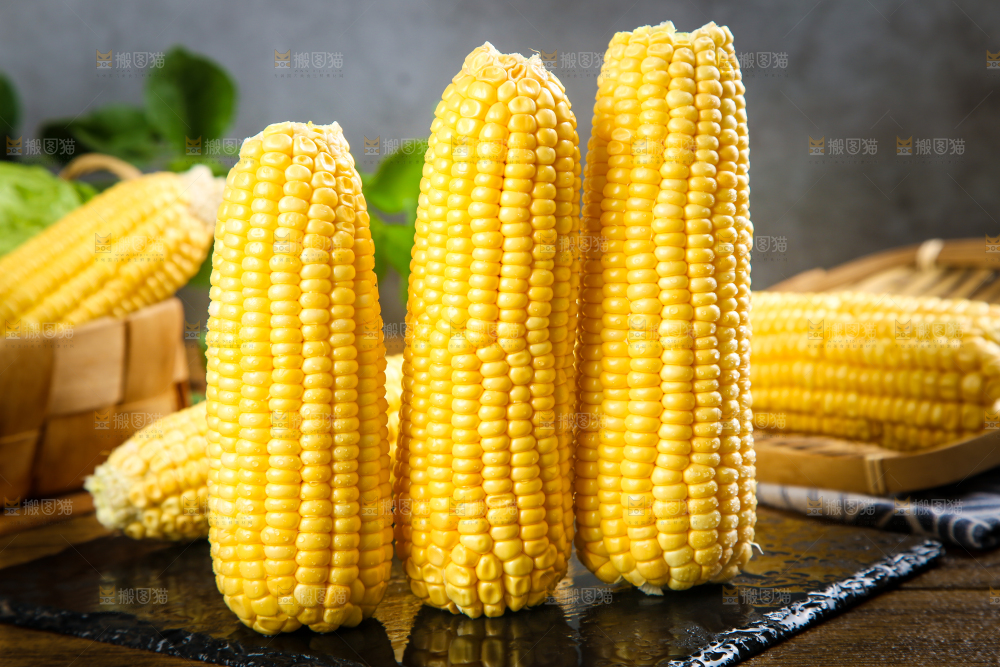 黑石板上的新鲜玉米