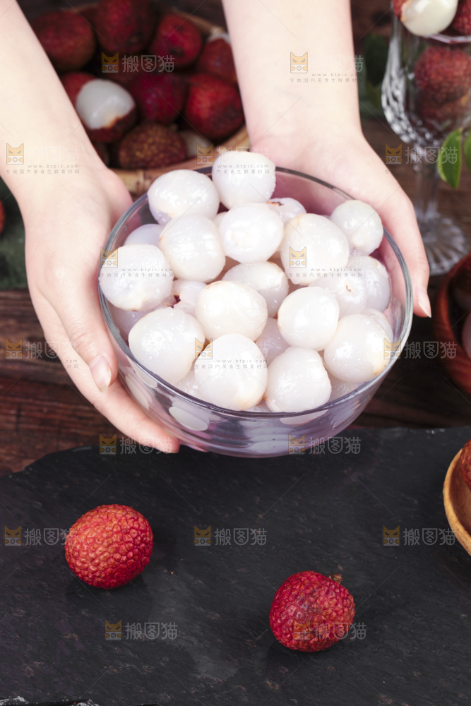 手拿一碗荔枝果肉