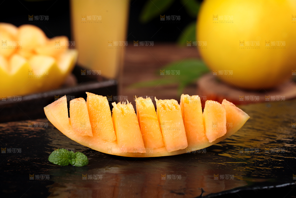 黑石板上放着切开的黄河蜜瓜