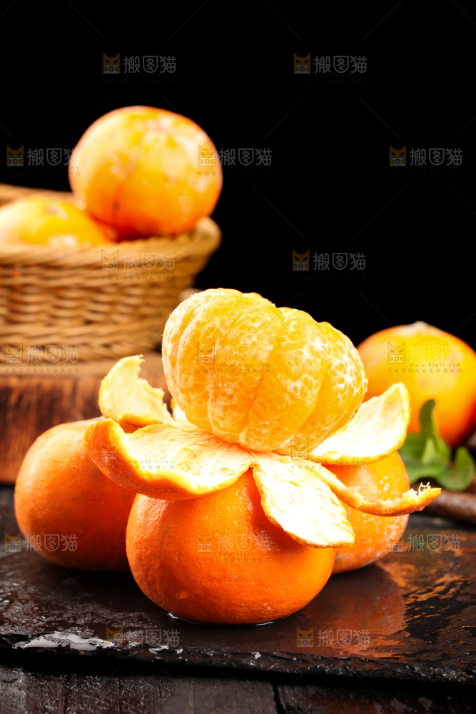 黑石板上放着剥皮的茂谷柑