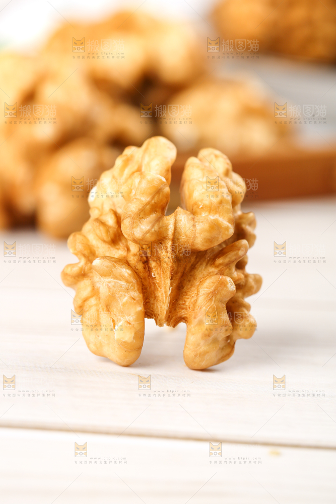 木底上的核桃仁