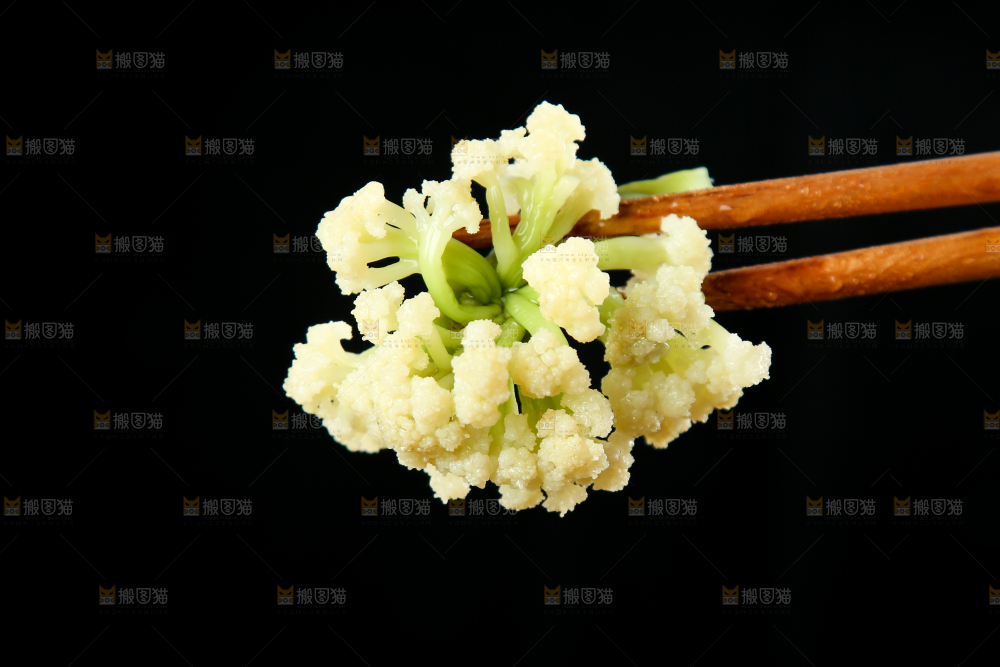 筷子夹着花菜