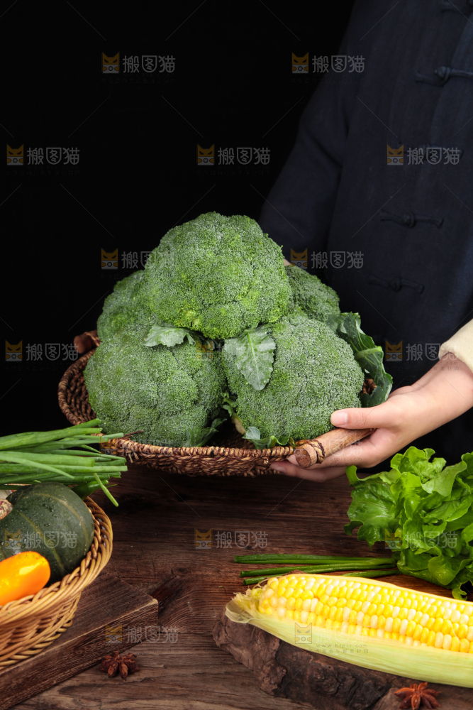 手拿一筐西兰花
