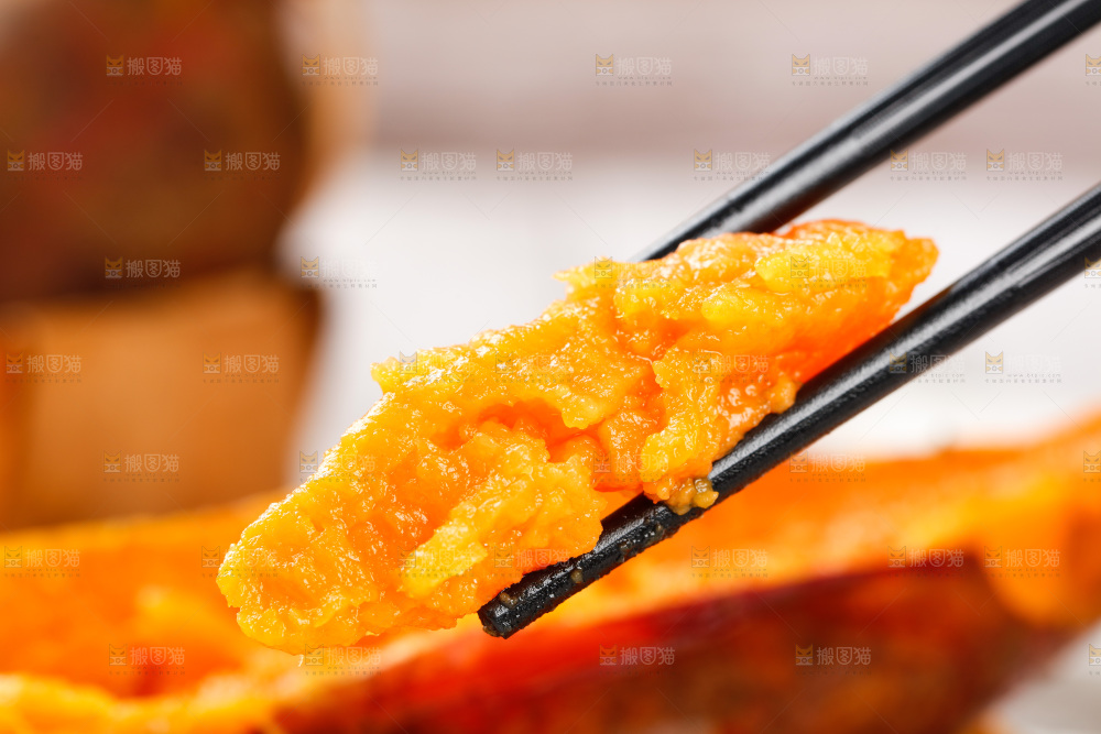 筷子上夹着红心蜜薯