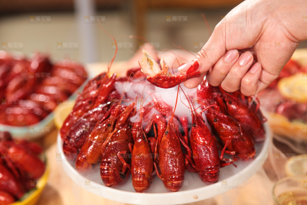 手拿龙虾