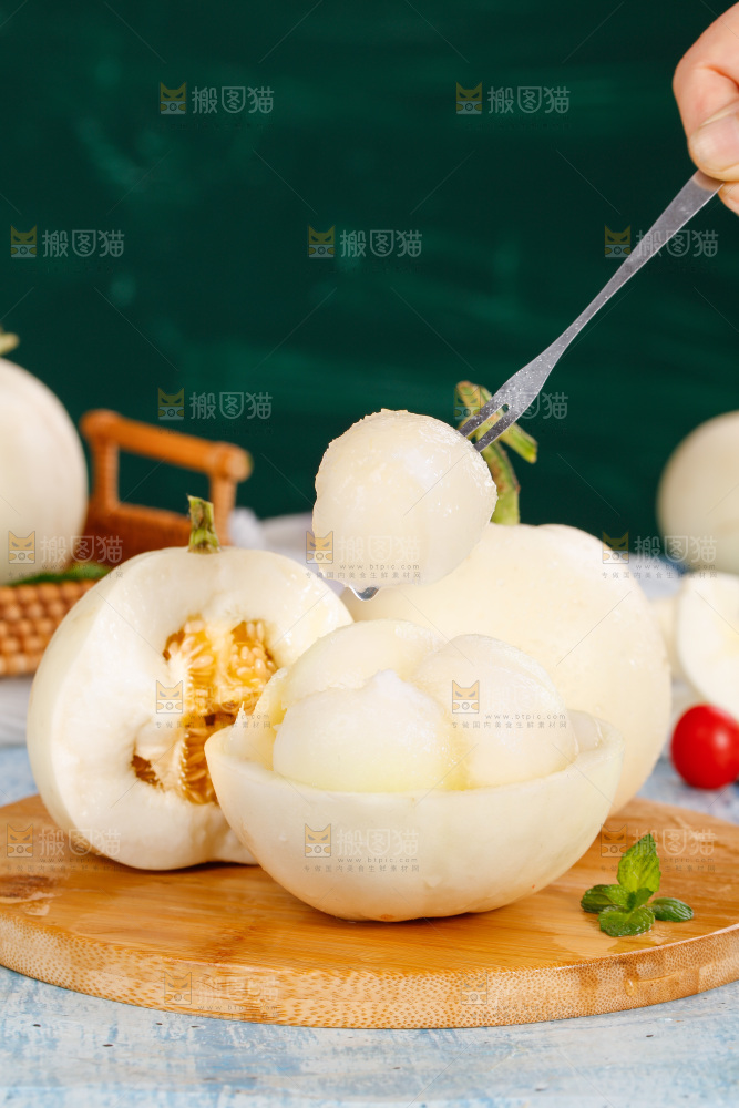 叉子叉着阎良甜瓜果肉