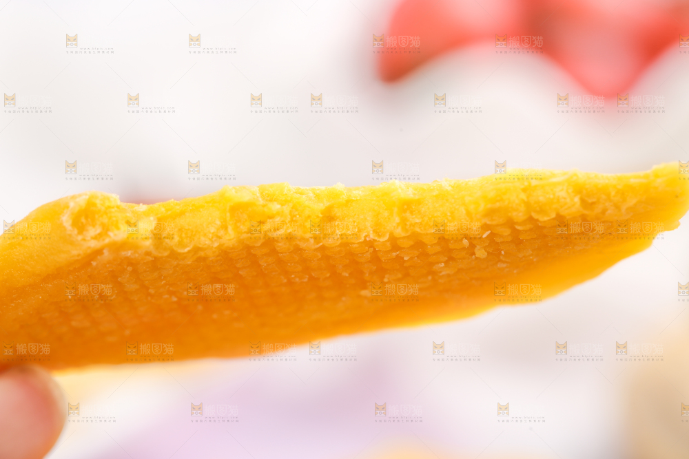 手拿芒果干