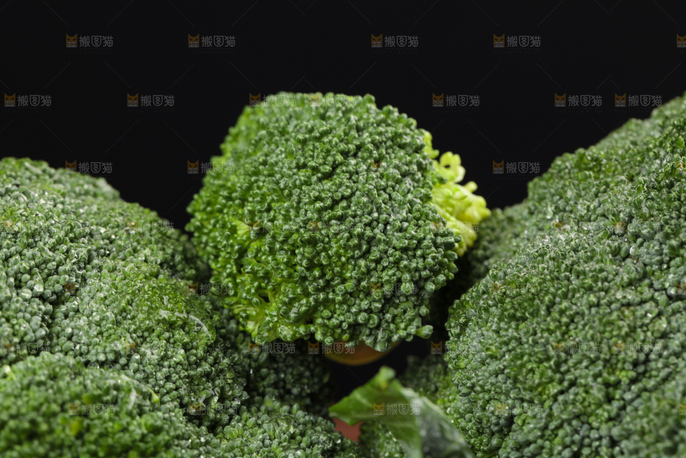 木底上的进口西兰花