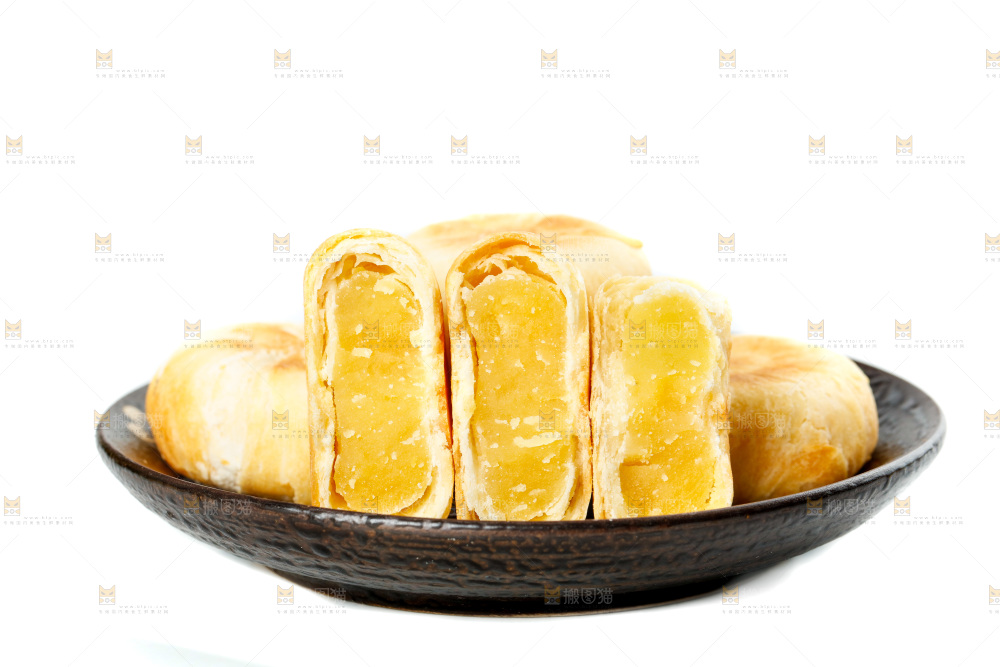白底上放着一盘板栗酥饼