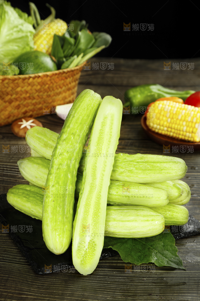 深底上的新鲜黄瓜