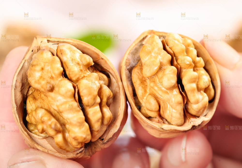 手拿剥开的新疆核桃