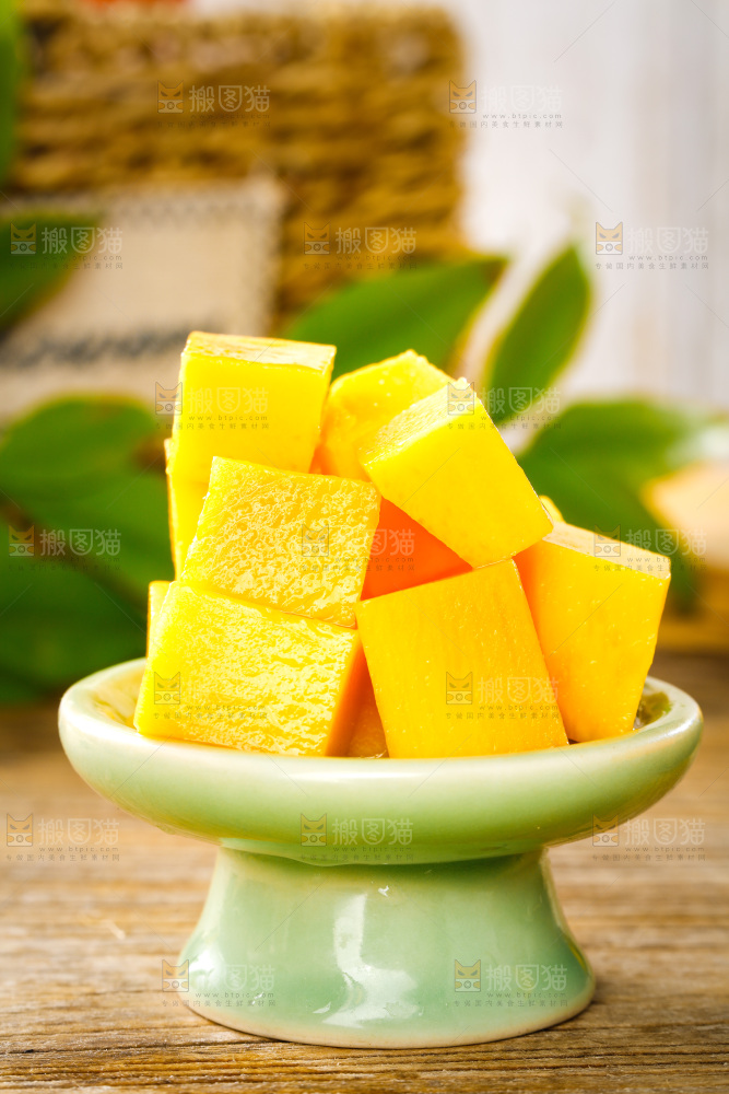 木底上放着一盘贵妃芒果肉