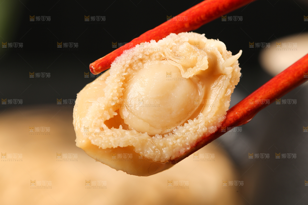 筷子夹着干鲍鱼