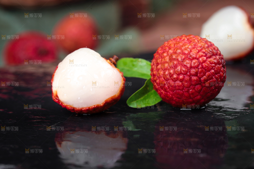 黑底上的新鲜荔枝