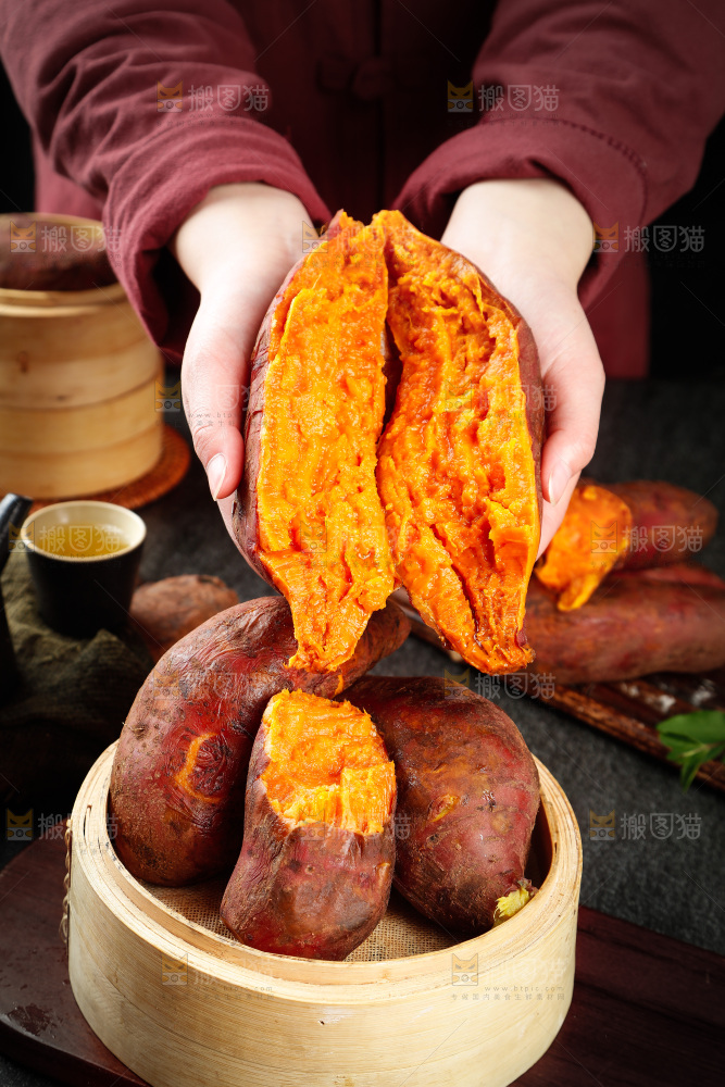 蒸笼里装着蜜薯