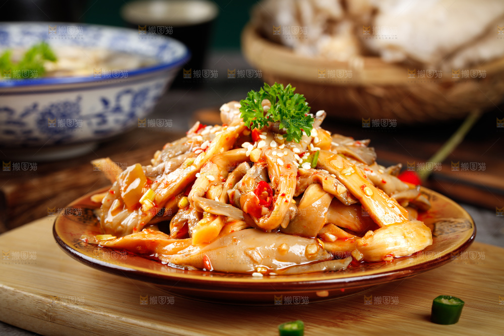 木板上放着一盘平菇炒肉