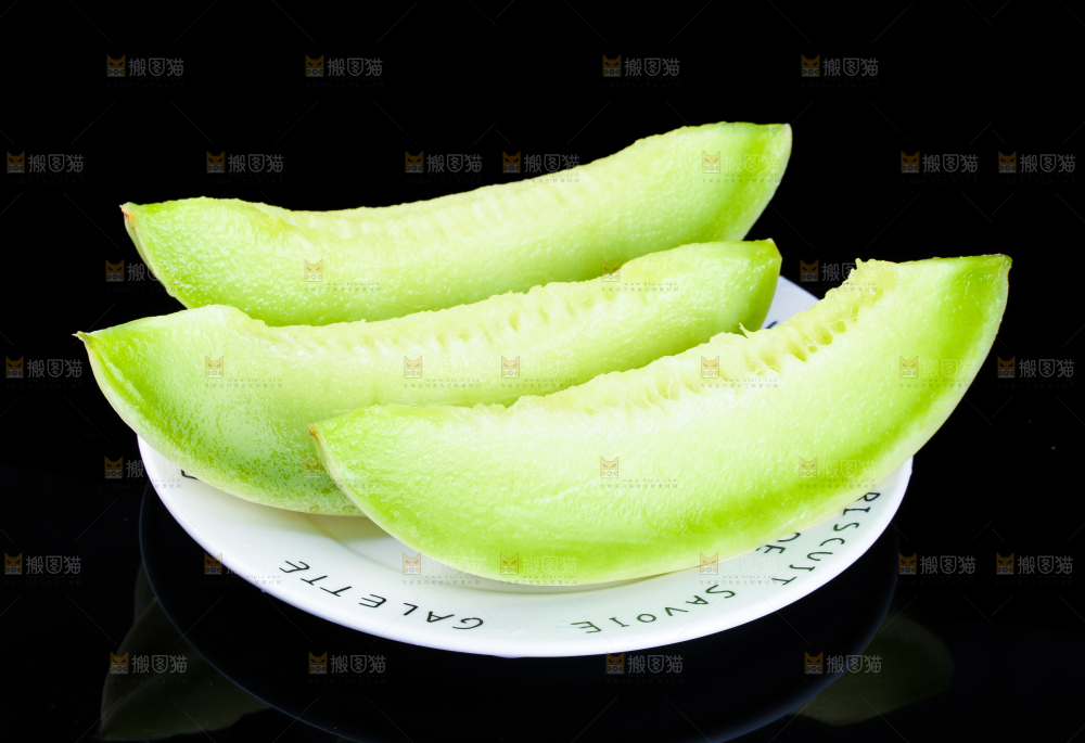 黑底上放着一盘切开的山东玉菇甜瓜