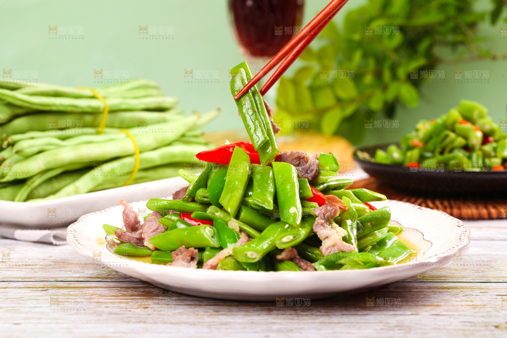 盘子里装着四季豆炒辣椒