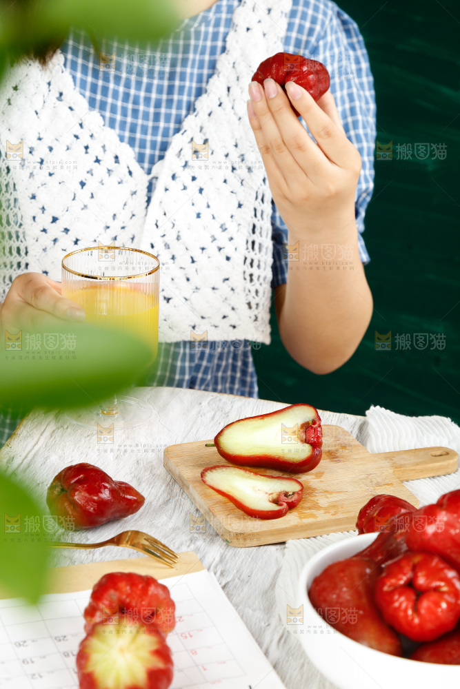 浅底上放着一盘新鲜莲雾
