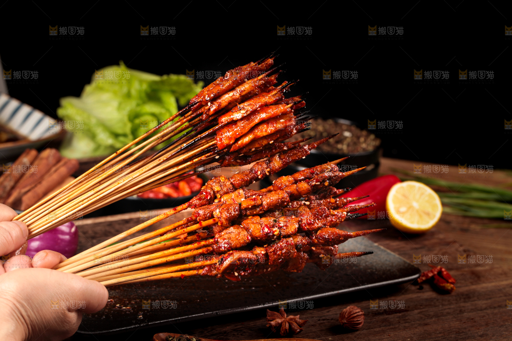 手拿烤串