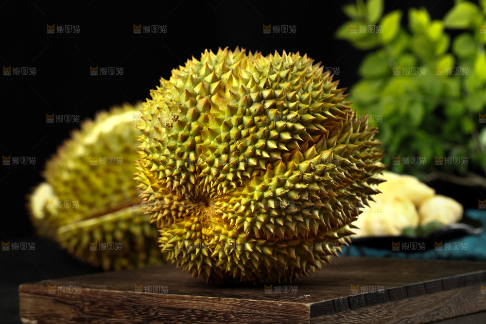 盘子里装着泰国甲仑榴莲