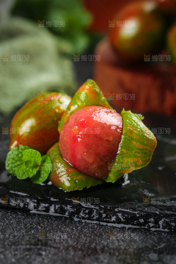黑石板上剥皮的迷彩小番茄