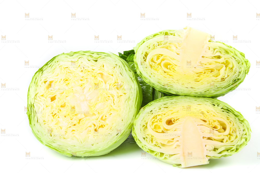 切开的包菜放在白底上