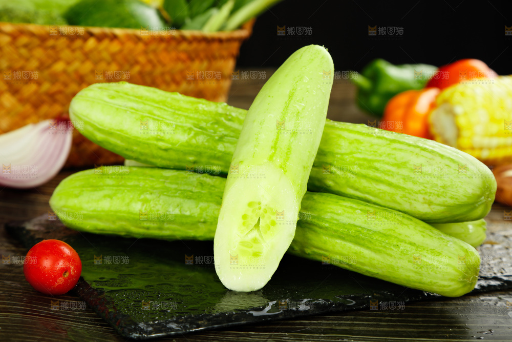黑石板上放着切开的水果黄瓜